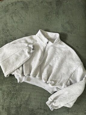 Alphalete Light Gray Cropped Quarter-Zip Sweatshirt